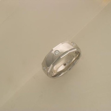 Широкое обручальное кольцо из платины с 6 бриллиантами