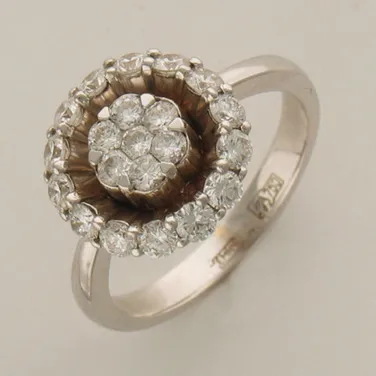 Кольцо с бриллиантом из белого золота Кольцо с бриллиантом из белого золота